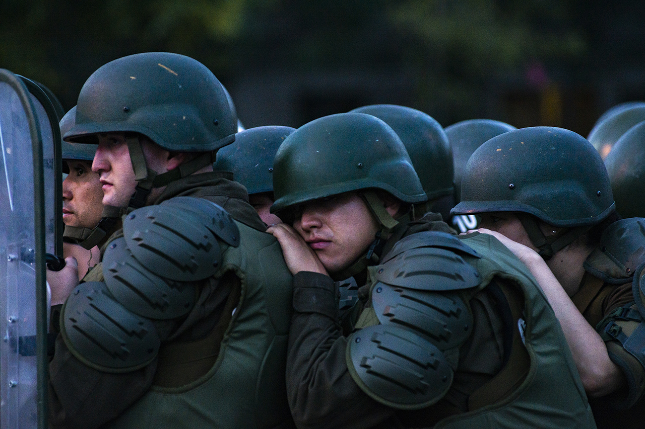 Sin título, 2019-2020. Fotografía Digital. Fotografías tomadas en Santiago de Chile y Valparaíso, entre el 18 de octubre del 2019 y el 18 de octubre del 2020 en el contexto de la revuelta chilena.