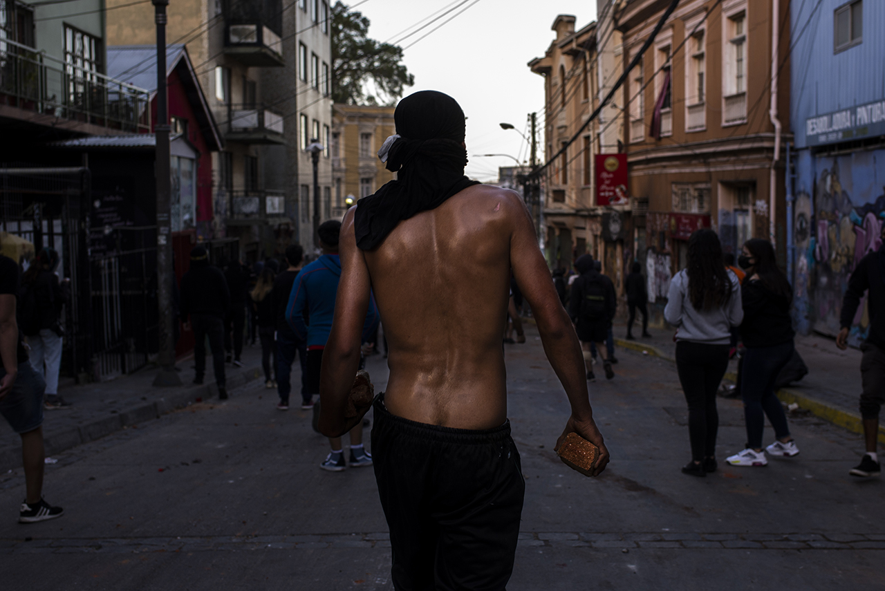 Sin título, 2019-2020. Fotografía Digital. Fotografías tomadas en Santiago de Chile y Valparaíso, entre el 18 de octubre del 2019 y el 18 de octubre del 2020 en el contexto de la revuelta chilena.